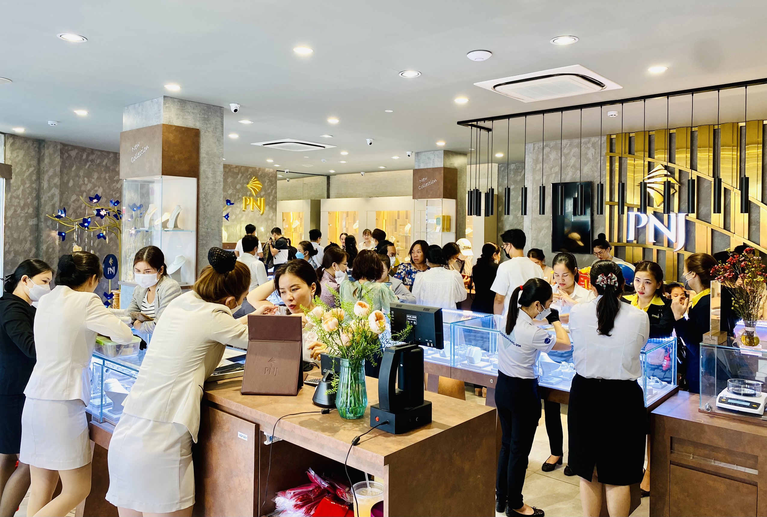 Rất đông khách hàng đến mua sắm ngày vía Thần Tài.