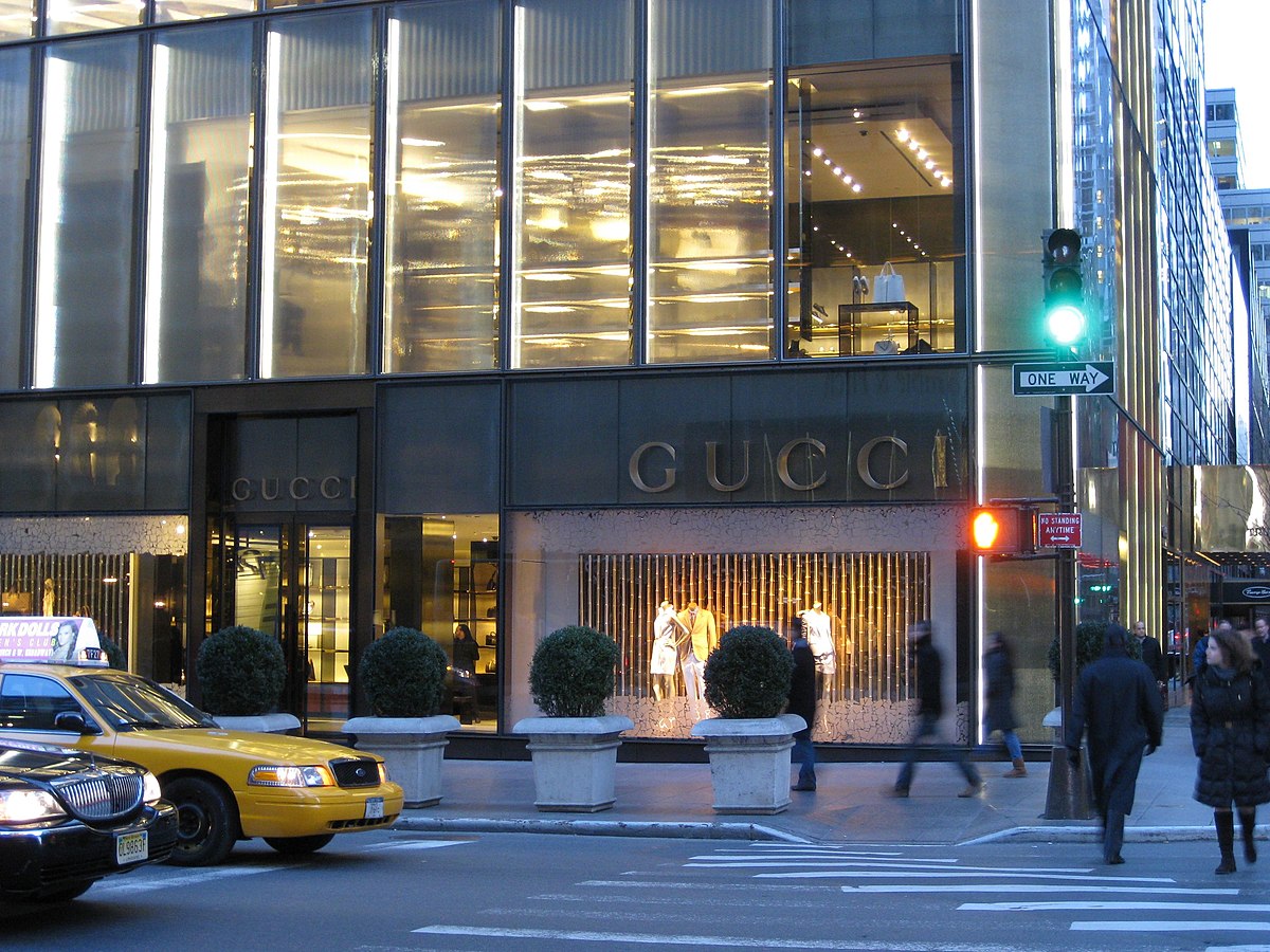 Sabato De Sarno sẽ chịu trách nhiệm về tầm nhìn sáng tạo của Gucci cho các bộ sưu tập thời trang nam, nữ, đồ da, phụ kiện và phong cách sống. 