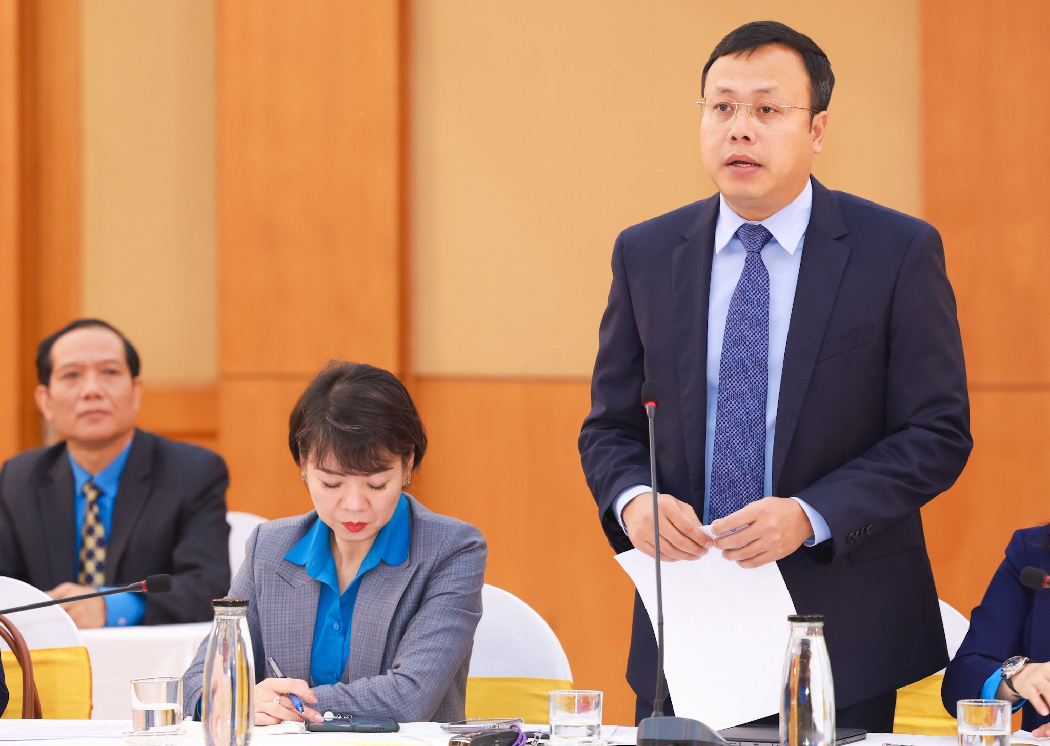 Các đại biểu nêu kiến nghị, đề xuất tại hội nghị. Ảnh - Hải Nguyễn. 