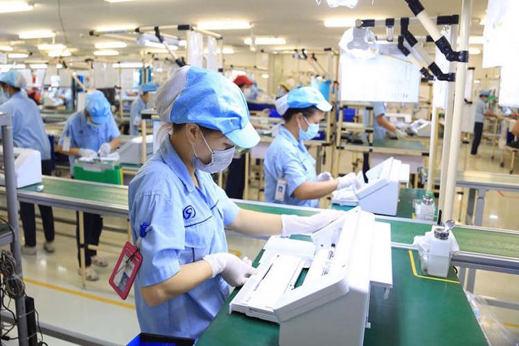 Nhiều rủi ro từ tình hình kinh tế thế giới và rủi ro trong quản lý thuế sẽ gây thách thức đến việc hoàn thành nhiệm vụ thu ngân sách ngành thuế.