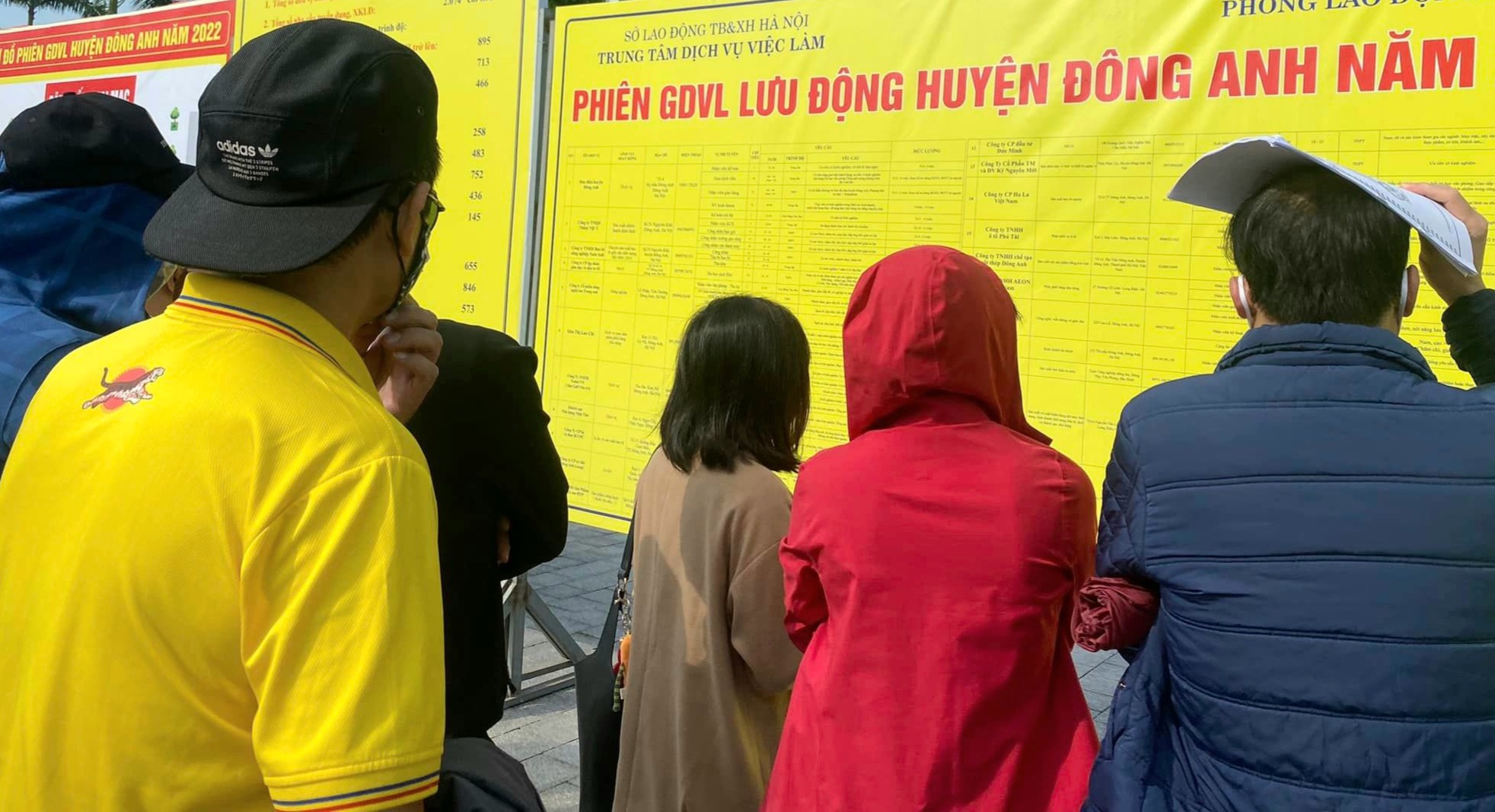 Người lao động tìm hiểu thông tin tuyển dụng của các doanh nghiệp. 
