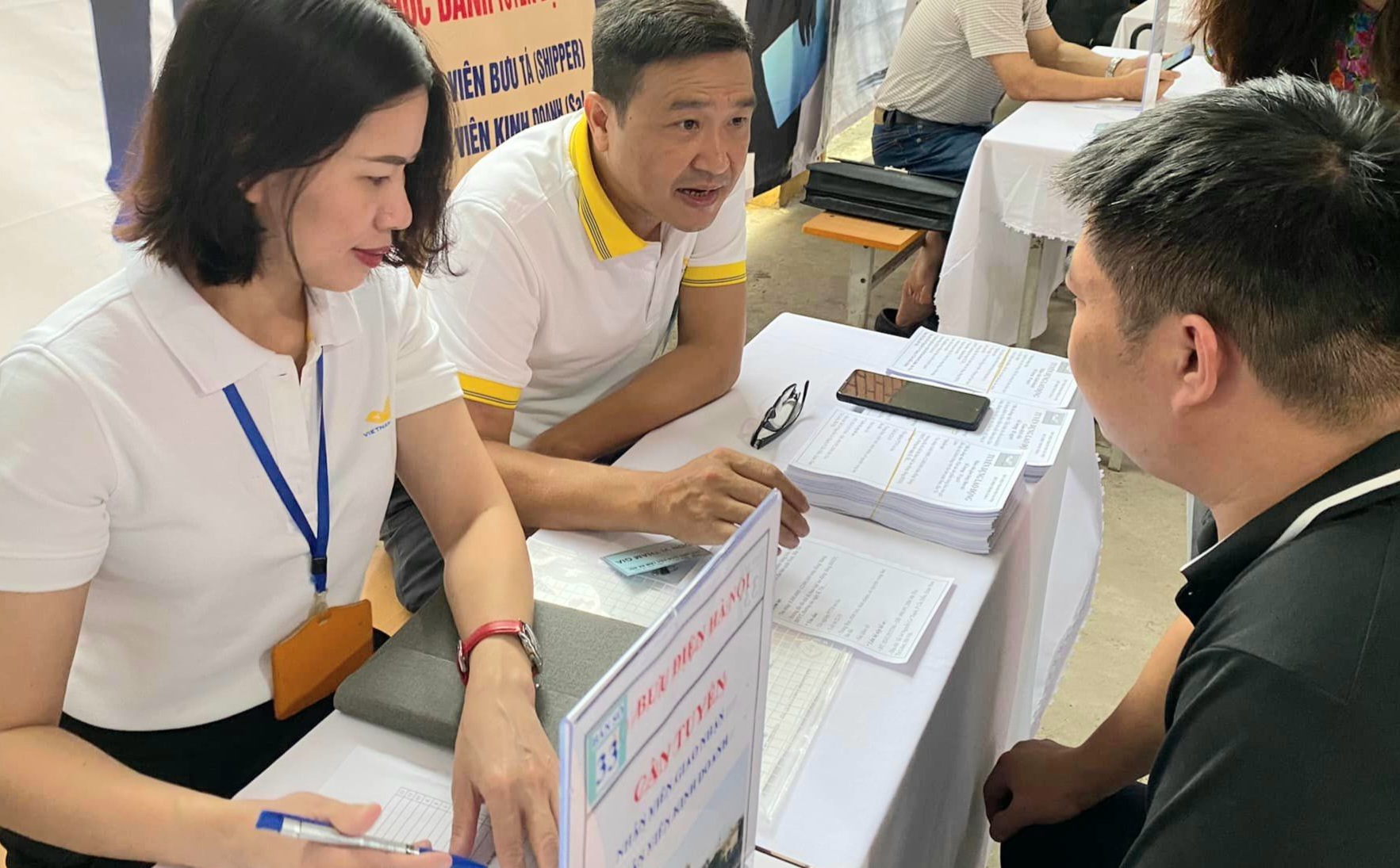 Doanh nghiệp tuyển dụng lao động. 