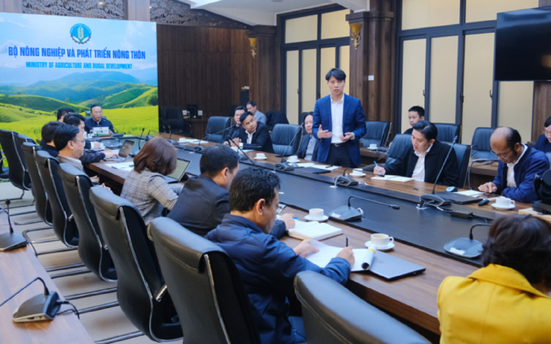 Quang cảnh buổi họp.