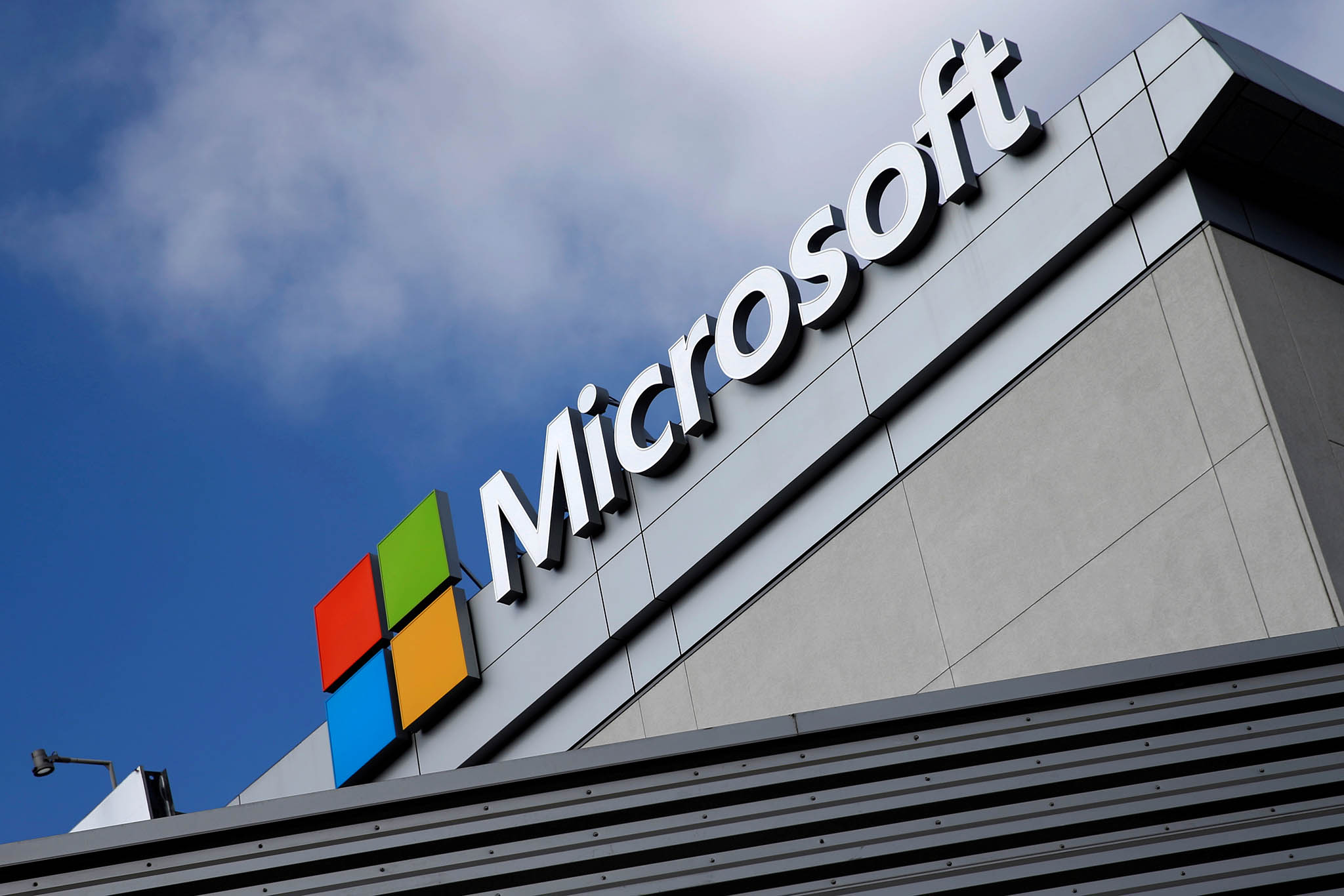 “Tôi nghĩ ChatGPT sẽ là viên đạn bạc có thể thay đổi vị trí của Google Docs và Microsoft Word”, Dan Ives, nhà phân tích công nghệ tại Wedbush Securities cho biết 