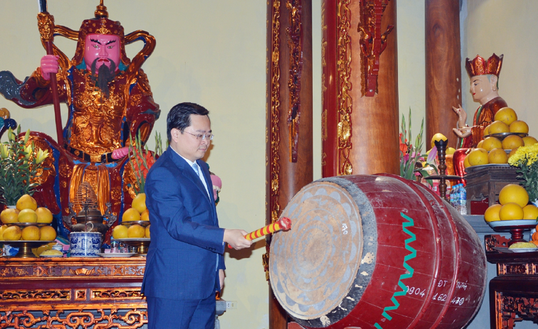 B&iacute; thư tỉnh ủy Bắc Ninh đ&aacute;nh trống khai hội Lim xu&acirc;n Qu&yacute; M&atilde;o.