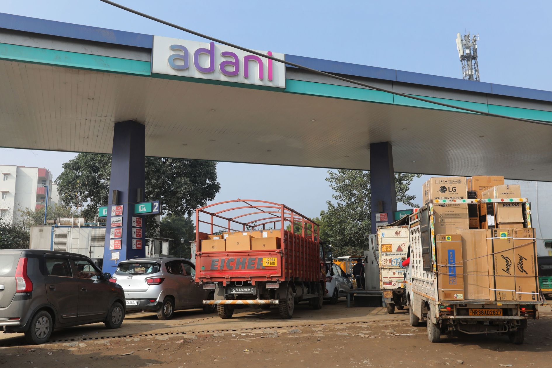 Một trạm xăng thuộc sở hữu của Adani Group ở ngoại ô New Delhi - Ảnh: Getty Images