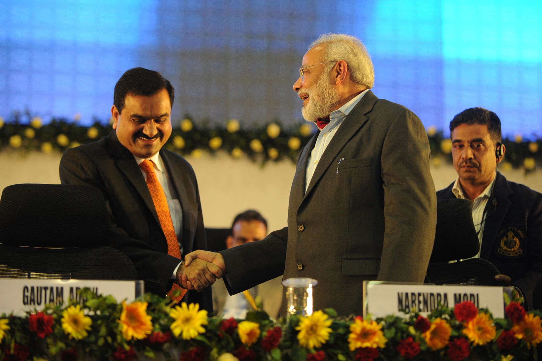 Ông Adani, trái, và ông Narendra Modi, khi đó là thủ hiến của bang Gujarat, vào năm 2011 - Ảnh: Getty Images