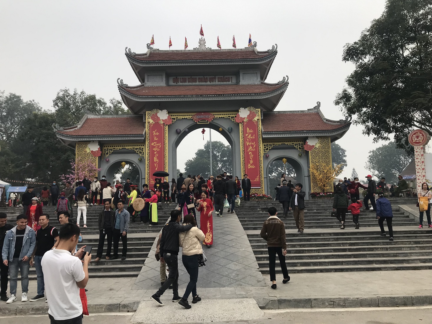 Ngay từ sáng sớm 2/2 đã rất đông du khách đổ về Hội Lim.
