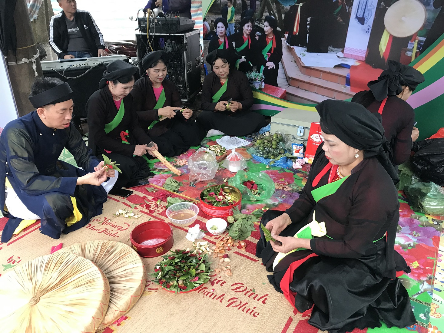 C&aacute;c liền anh liền chị t&ecirc;m trầu tại Hội Lim xu&acirc;n Qu&yacute; M&atilde;o.