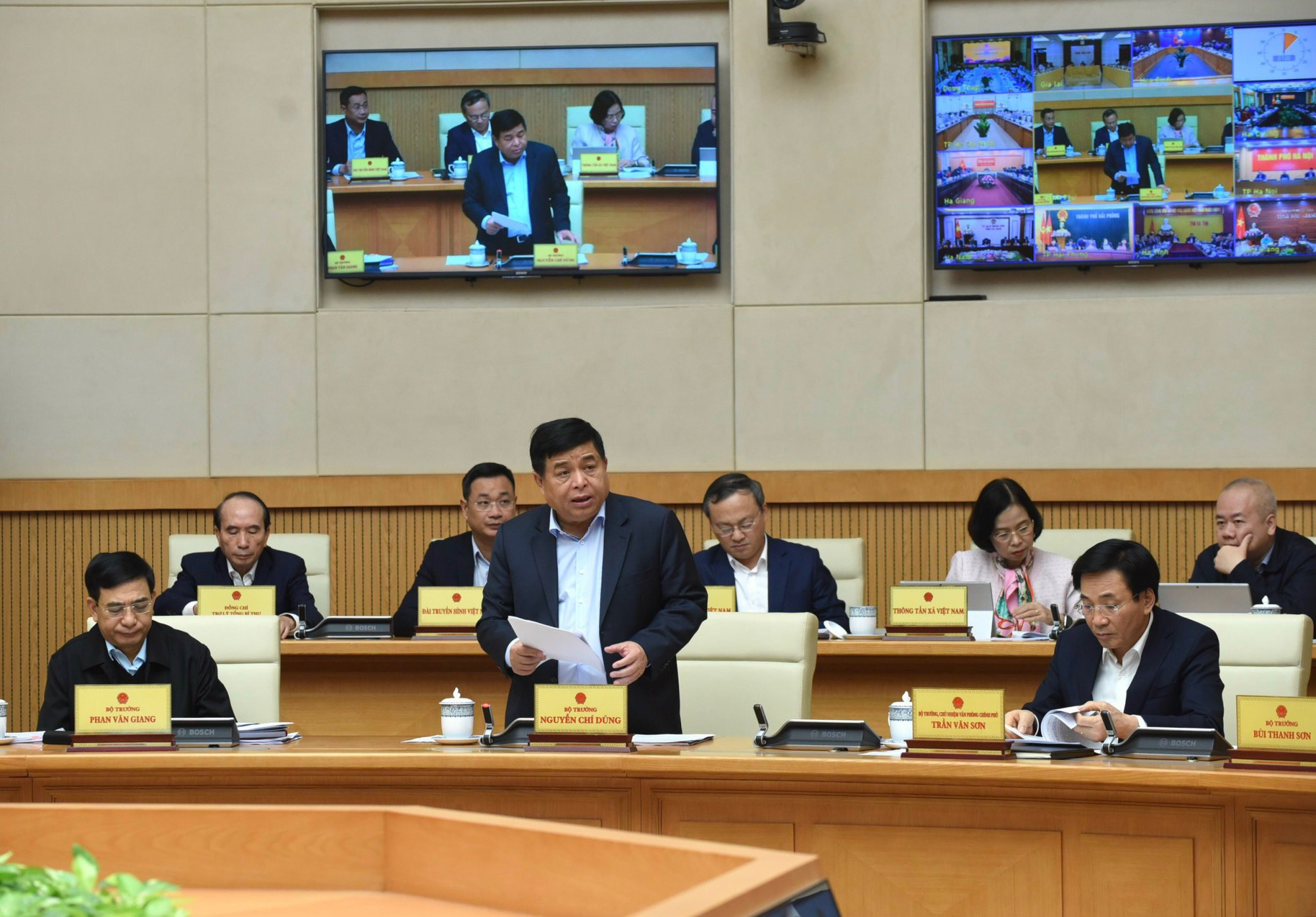 Bộ trưởng Bộ kế hoạch v&agrave; Đầu tư Nguyễn Ch&iacute; Dũng b&aacute;o c&aacute;o tại phi&ecirc;n họp - Ảnh: VGP