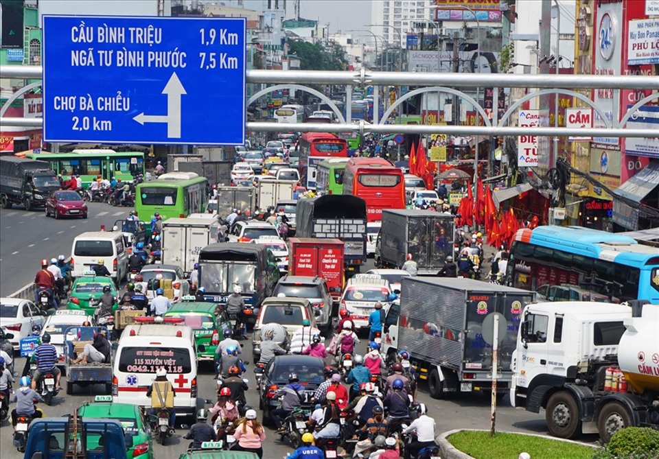 Quốc lộ 13 đoạn nội th&agrave;nh đi qua quận B&igrave;nh Th&agrave;nh, TP.HCM: Người v&agrave; xe 