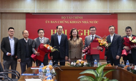 Ủy ban Chứng khoán Nhà nước bổ nhiệm ba lãnh đạo mới sáng 2/2/2023.