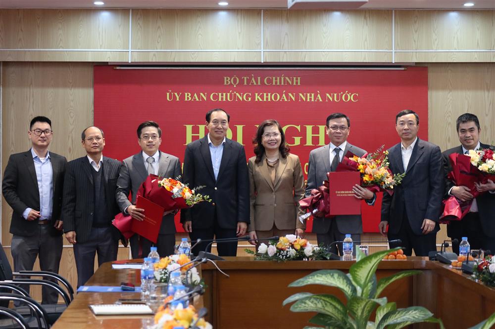 Ủy ban Chứng khoán Nhà nước bổ nhiệm ba lãnh đạo mới sáng 2/2/2023.