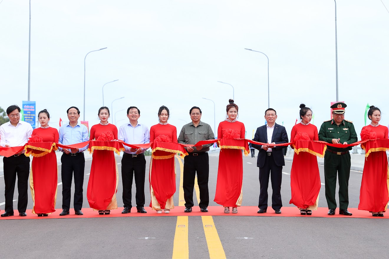 Tiếp đó, Thủ tướng Phạm Minh Chính dự lễ cắt băng khánh thành tuyến đường ven biển tỉnh Bình Định đoạn Cát Tiến – Mỹ Thành, thuộc tuyến đường ven biển quốc gia; nghe báo cáo về quy hoạch, xây dựng mạng lưới giao thông của tỉnh, quy hoạch sử dụng đất trong khu vực.