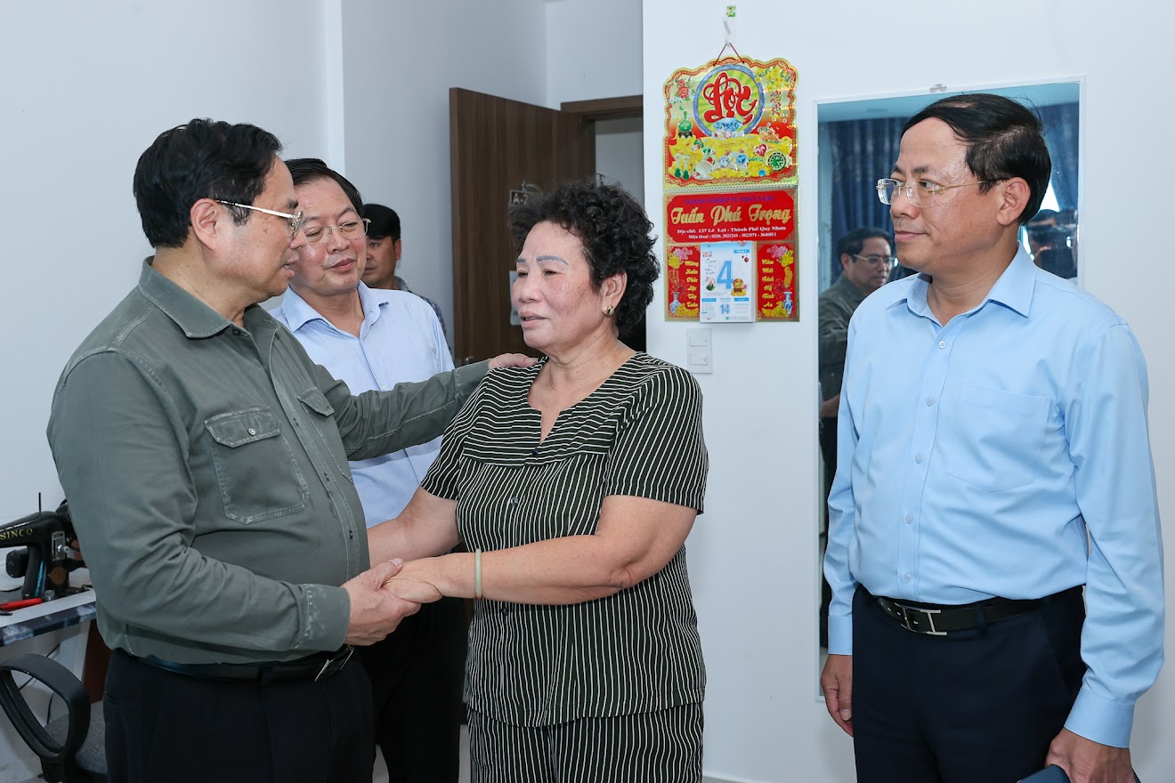 Thủ tướng đánh giá cao cách làm và kết quả của Bình Định trong xây dựng nhà ở cho người thu nhập thấp, các đối tượng yếu thế - Ảnh: VGP