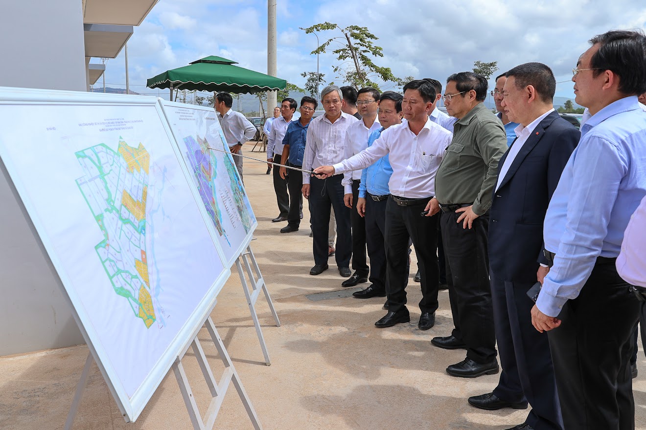 Thủ tướng nghe báo cáo về tiến độ triển khai Dự án khu công nghiệp - đô thị và dịch vụ Becamex VSIP Bình Định - Ảnh: VGP