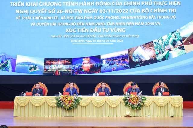Phó Thủ tướng Chính phủ Trần Hồng Hà; Bộ trưởng Bộ Kế hoạch và Đầu tư Nguyễn Chí Dũng; Bộ trưởng Bộ Tài chính Hồ Đức Phớc; Bí thư Tỉnh ủy Bình Định Hồ Quốc Dũng đồng chủ trì Hội nghị - Ảnh: VGP