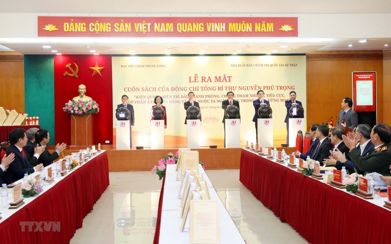 Nghi thức phát hành sách. Ảnh: TTXVN.