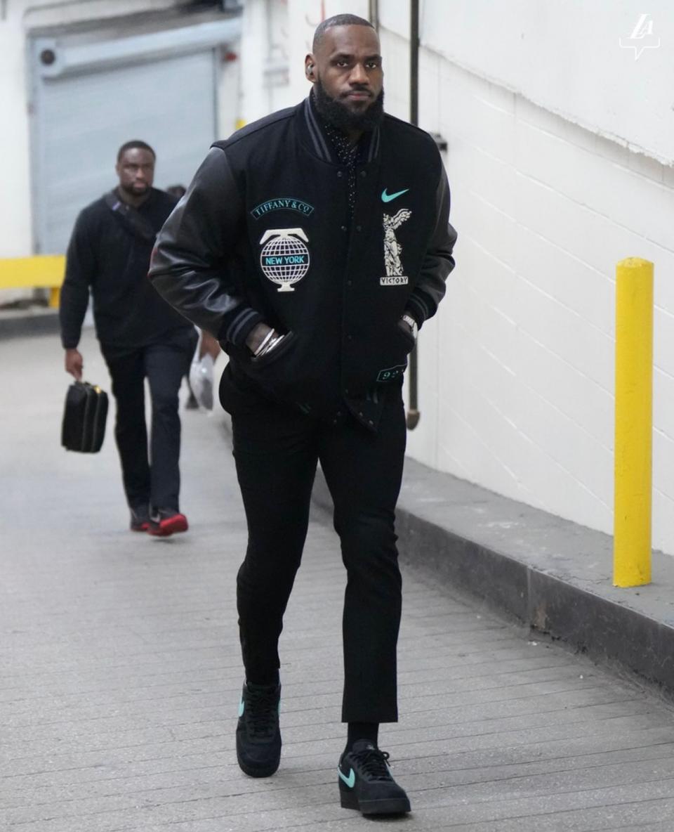 Siêu sao bóng rổ LeBron James dạo bước tại Madison Square Garden cùng đôi giày Nike x Tiffany & Co Air Force 1 “1837”.