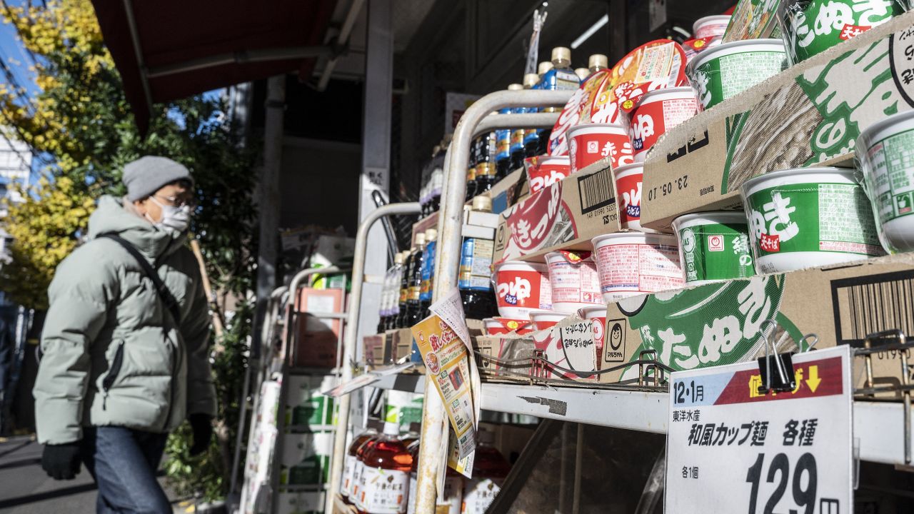 Một quầy tạp hoá ở Tokyo, Nhật Bản, hôm 23/12/2022 - Ảnh: Getty/CNN.