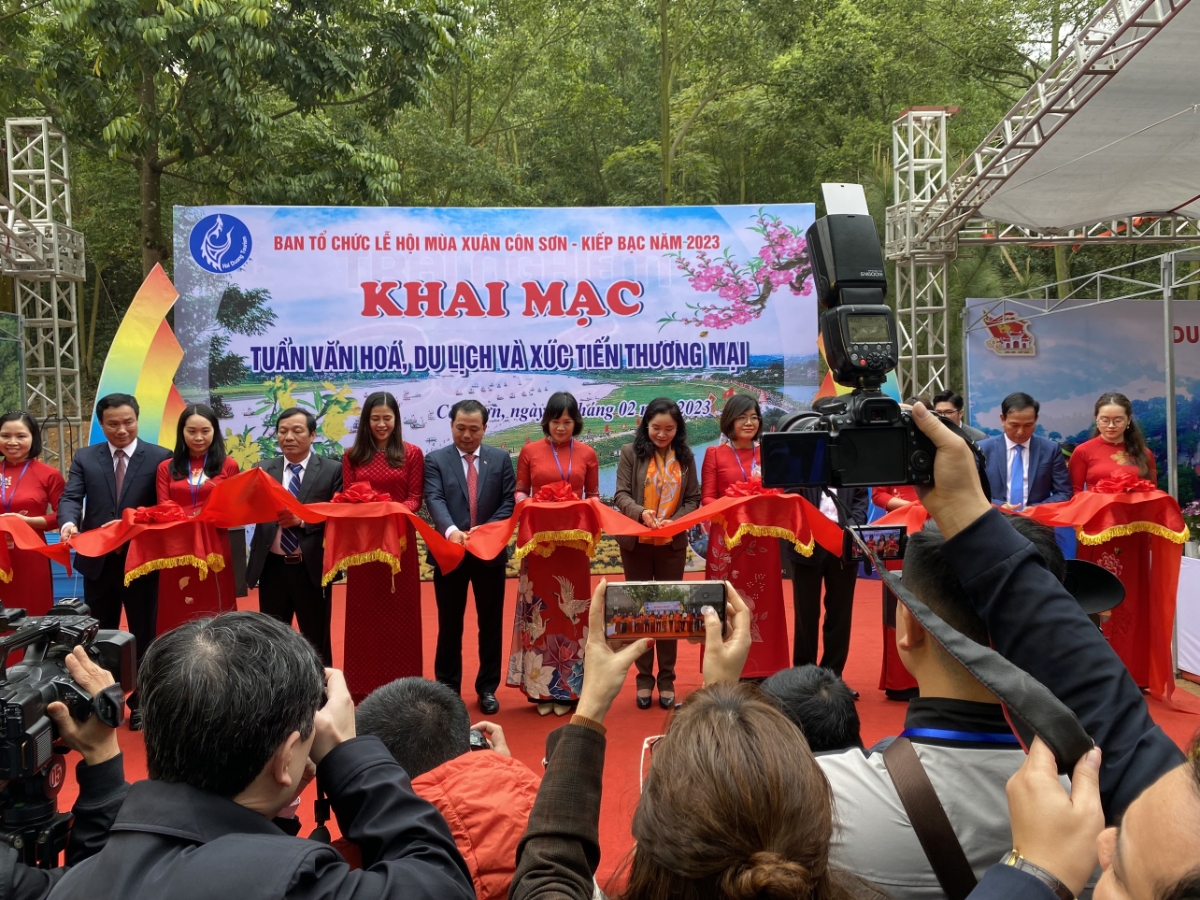 C&aacute;c đại biểu cắt băng khai mạc Tuần Văn h&oacute;a, Du lịch v&agrave; x&uacute;c tiến thương mại.