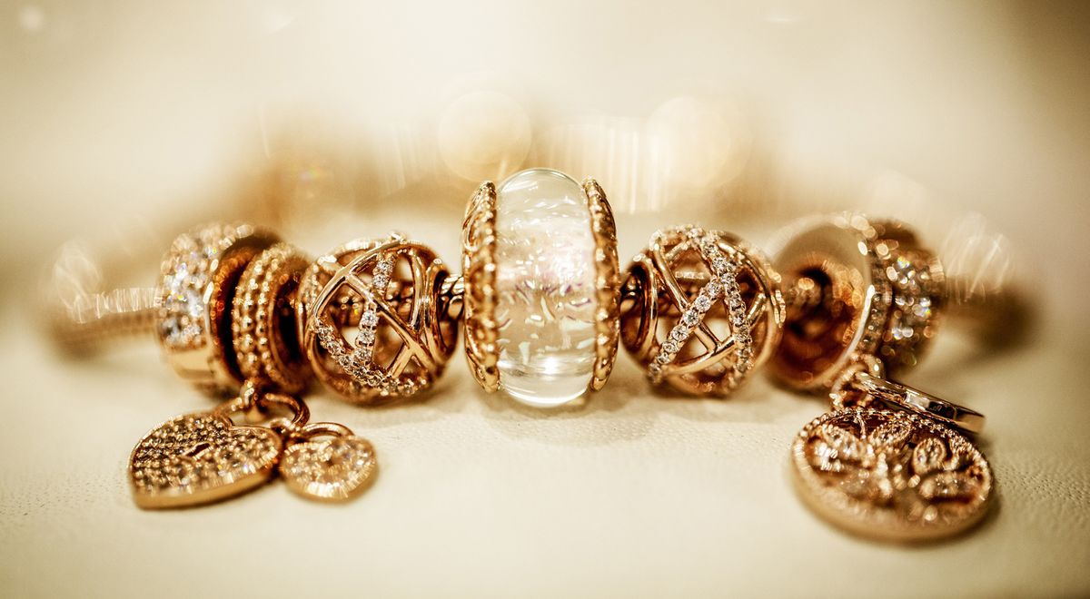 Pandora, công ty sản xuất nhiều đồ trang sức nhất thế giới, sẽ ngừng phụ thuộc vào vàng và bạc mới khai thác và thay vào đó chỉ sử dụng kim loại quý tái chế.