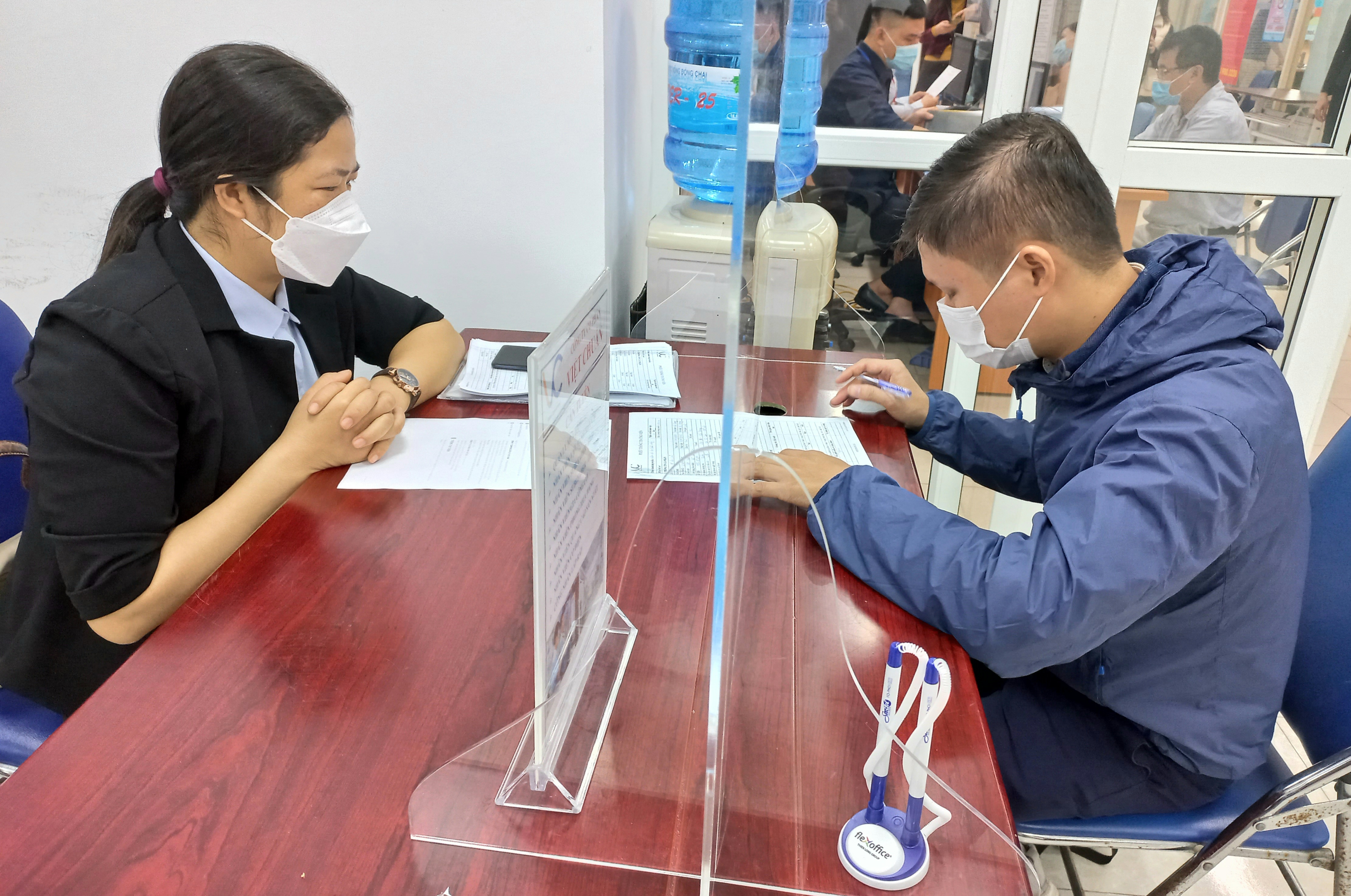 Người lao động tìm hiểu thông tin tuyển dụng của doanh nghiệp. Ảnh - N.Dương.