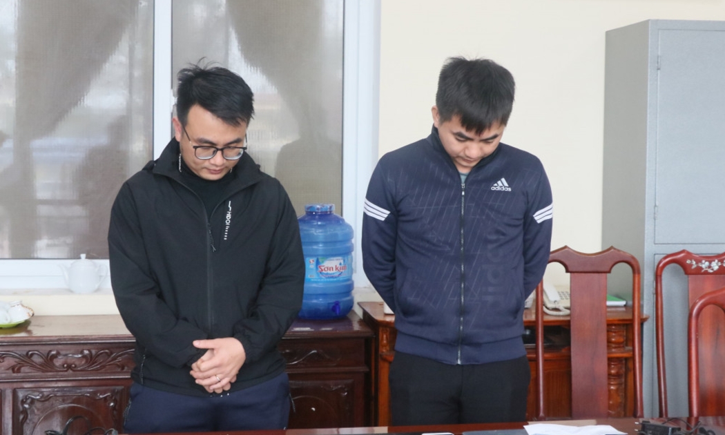 Nguyễn Đức Quảng và Đào Xuân Đỉnh tại Cơ quan Công an. Ảnh: Công an tỉnh Hà Tĩnh.