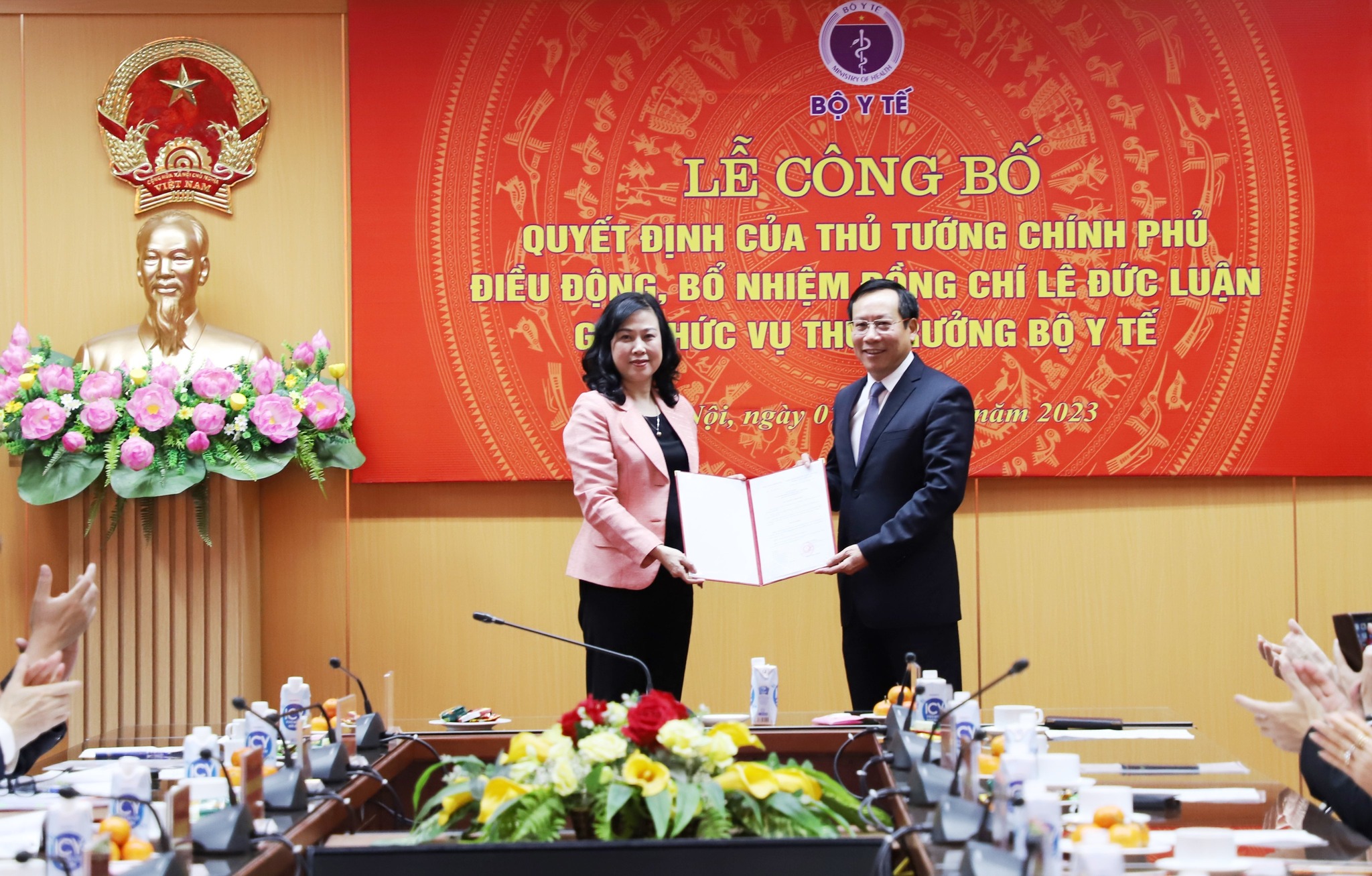 Thừa ủy quyền của Thủ tướng Chính phủ, Bộ trưởng Bộ Y tế Đào Hồng Lan trao quyết định điều động, bổ nhiệm cho tân Thứ trưởng Lê Đức Luận. Ảnh - Bộ Y tế. 