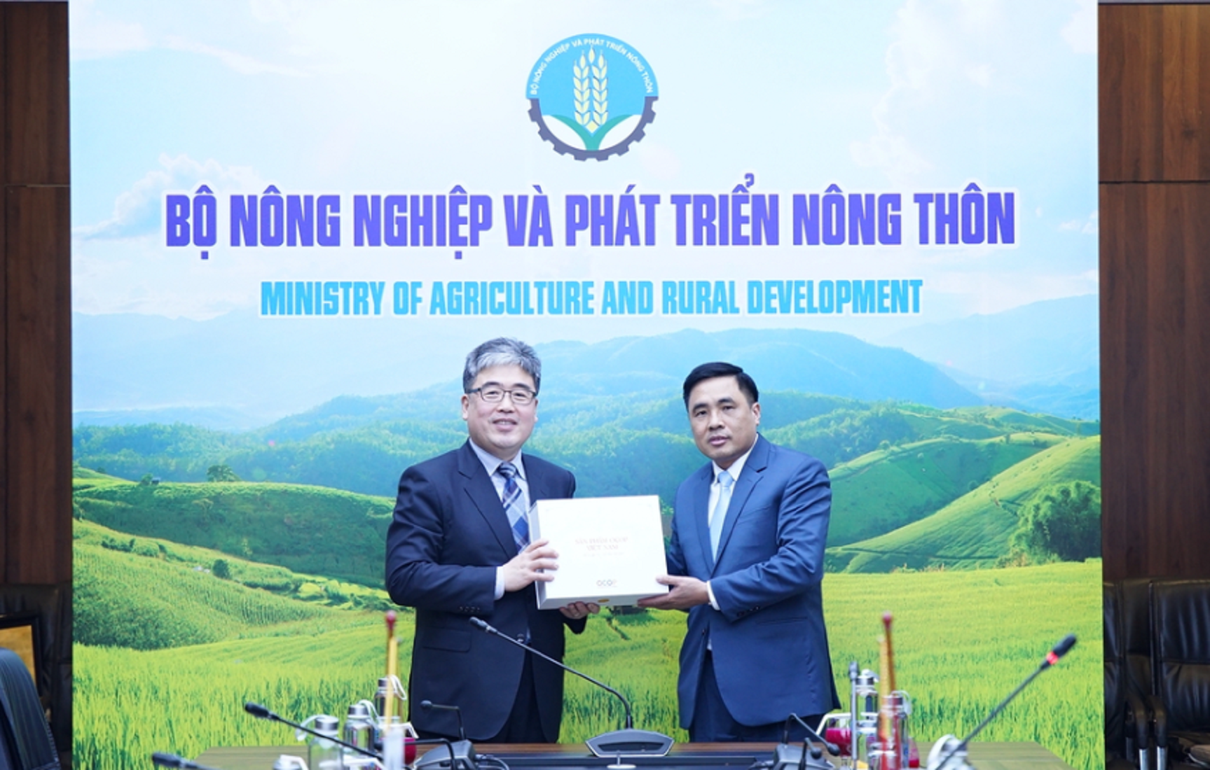 Thứ trưởng Nguyễn Quốc Trị v&agrave; Thứ trưởng&nbsp;Sang-seop Lim.