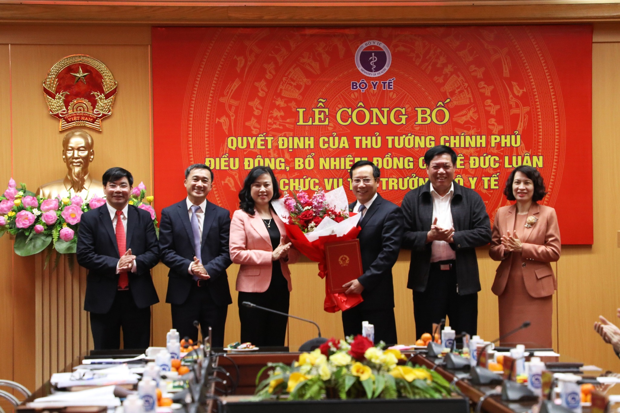 Các Lãnh đạo Bộ Y tế và đại diện Vụ Tổ chức cán bộ chúc mừng tân Thứ trưởng Lê Đức Luận. Ảnh - Bộ Y tế. 