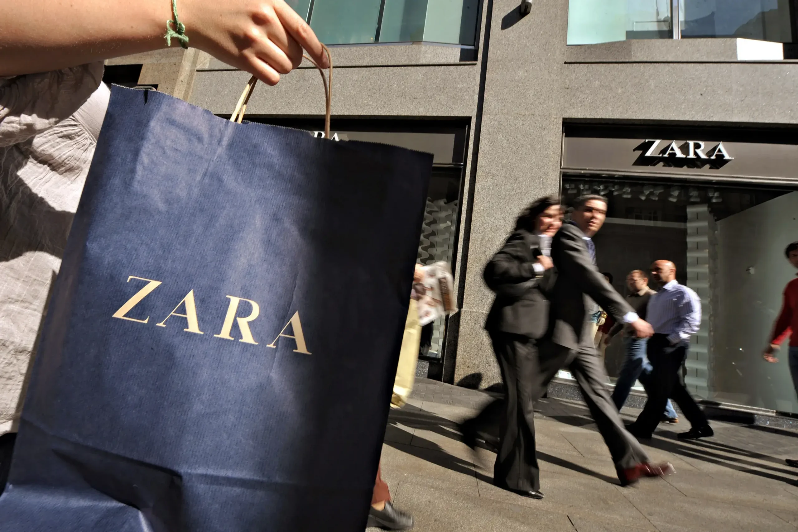 Zara kỳ vọng việc cho phép trả hàng miễn phí tại cửa hàng có thể giúp khuyến khích khách quay trở lại mua sắm trực tiếp.