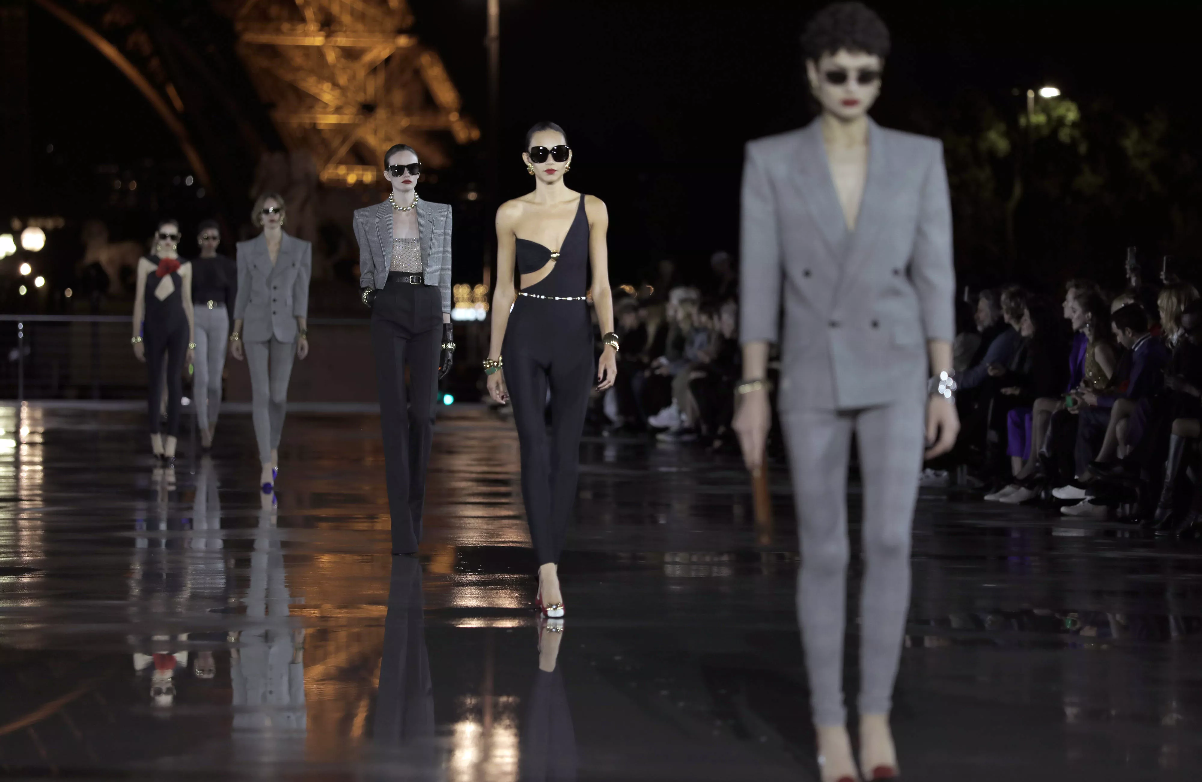 BST Xuân - Hè 2022 của Saint Laurent lấy cảm hứng từ bộ suit dành cho nữ giới nằm trong BST “Le Smoking”  năm 1966.