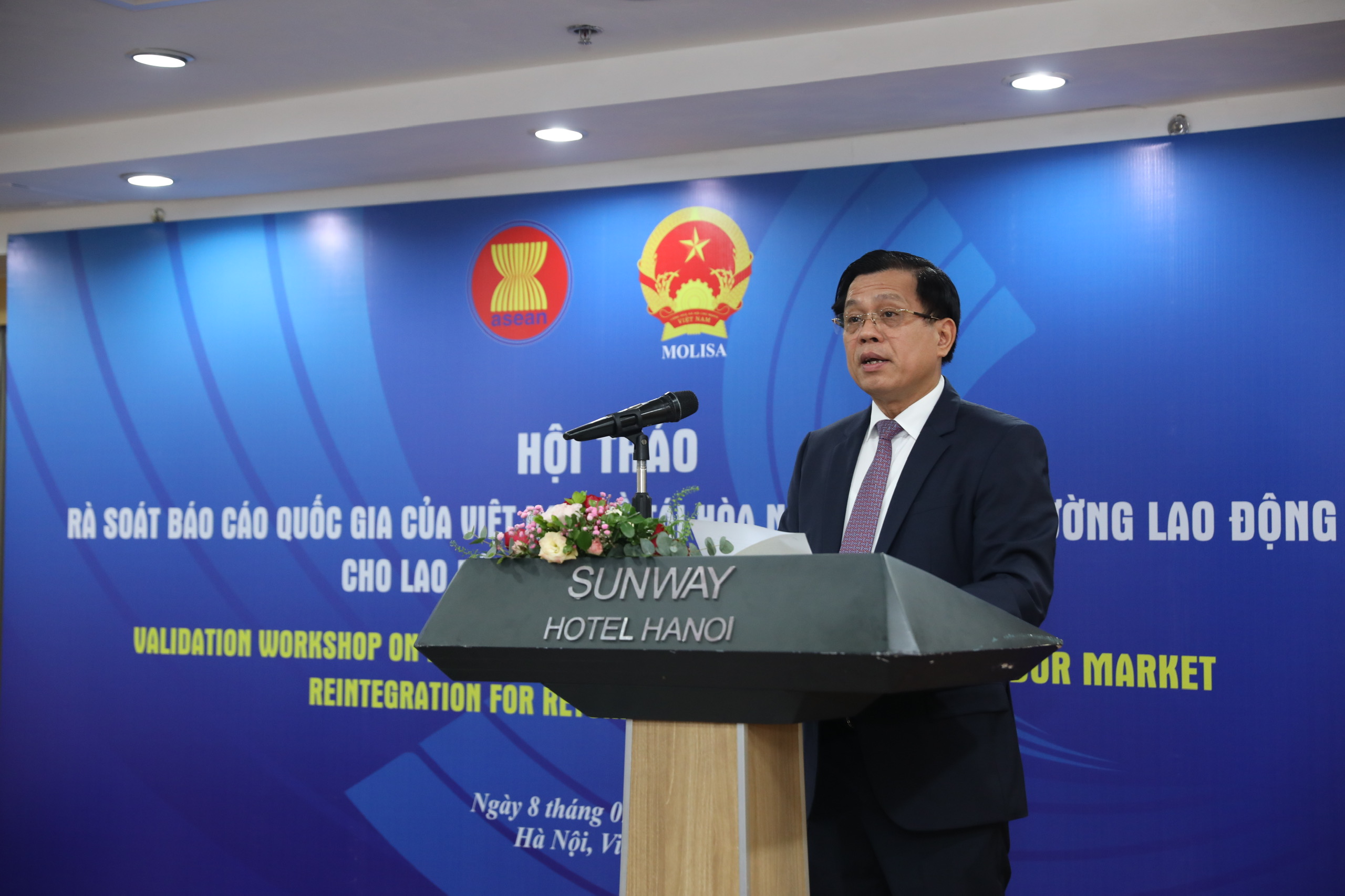 Thứ trưởng Bộ Lao động - Thương binh và Xã hội Nguyễn Bá Hoan chia sẻ tại hội thảo. Ảnh - MOLISA.