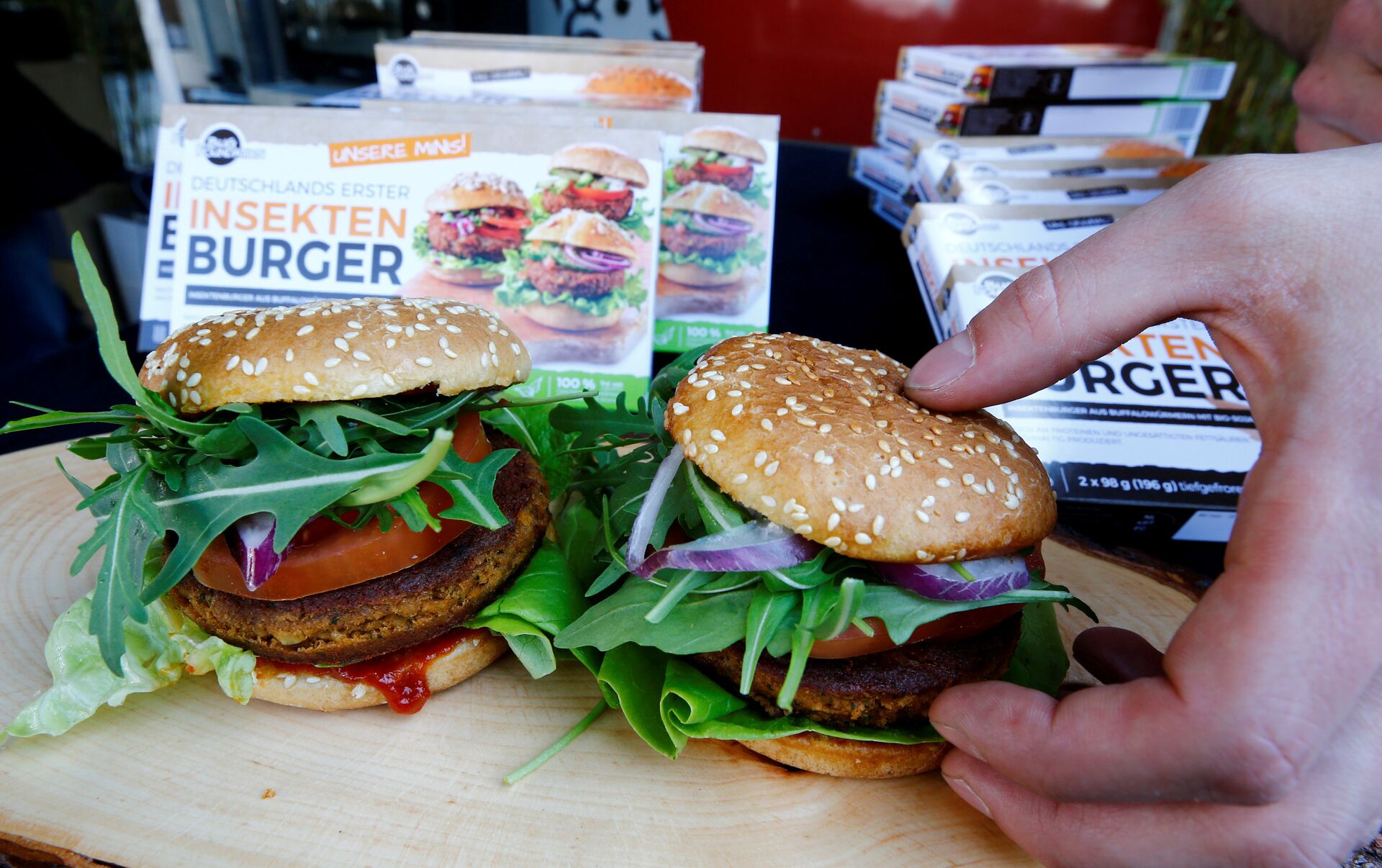 Một số loại bánh burger từ côn trùng đã bắt đầu được bán ở Đức.