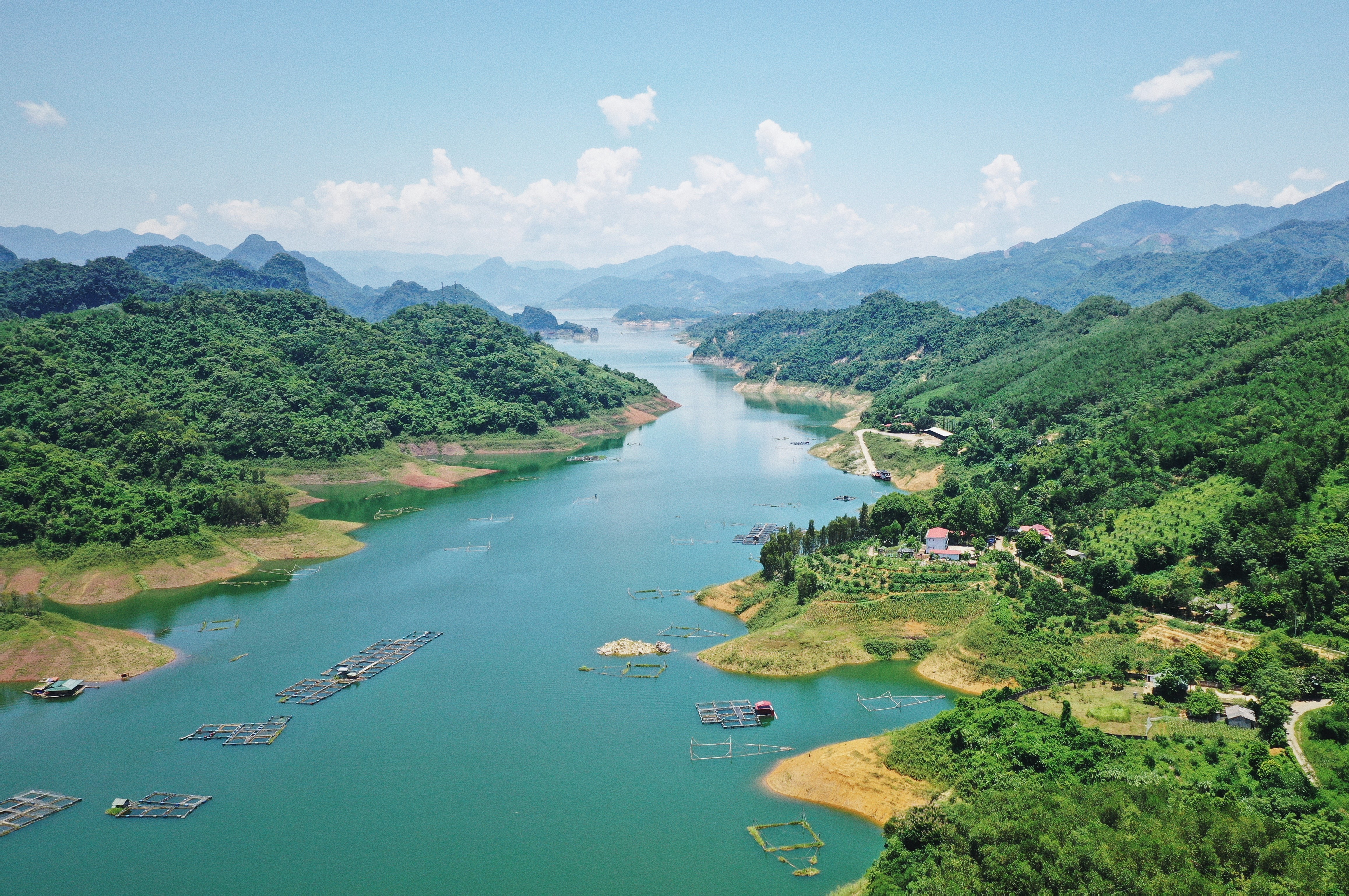 Hòa Bình sở hữu nhiều thắng cảnh đẹp nên nhiều năm qua thu hút lượng lớn khách du lịch trong và ngoài nước