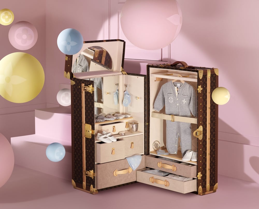 Dòng sản phẩm đầu tiên dành cho trẻ sơ sinh của Louis Vuitton đã ra mắt.