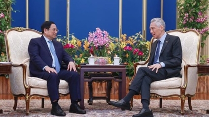 PM holds talks with Singaporean counterpart