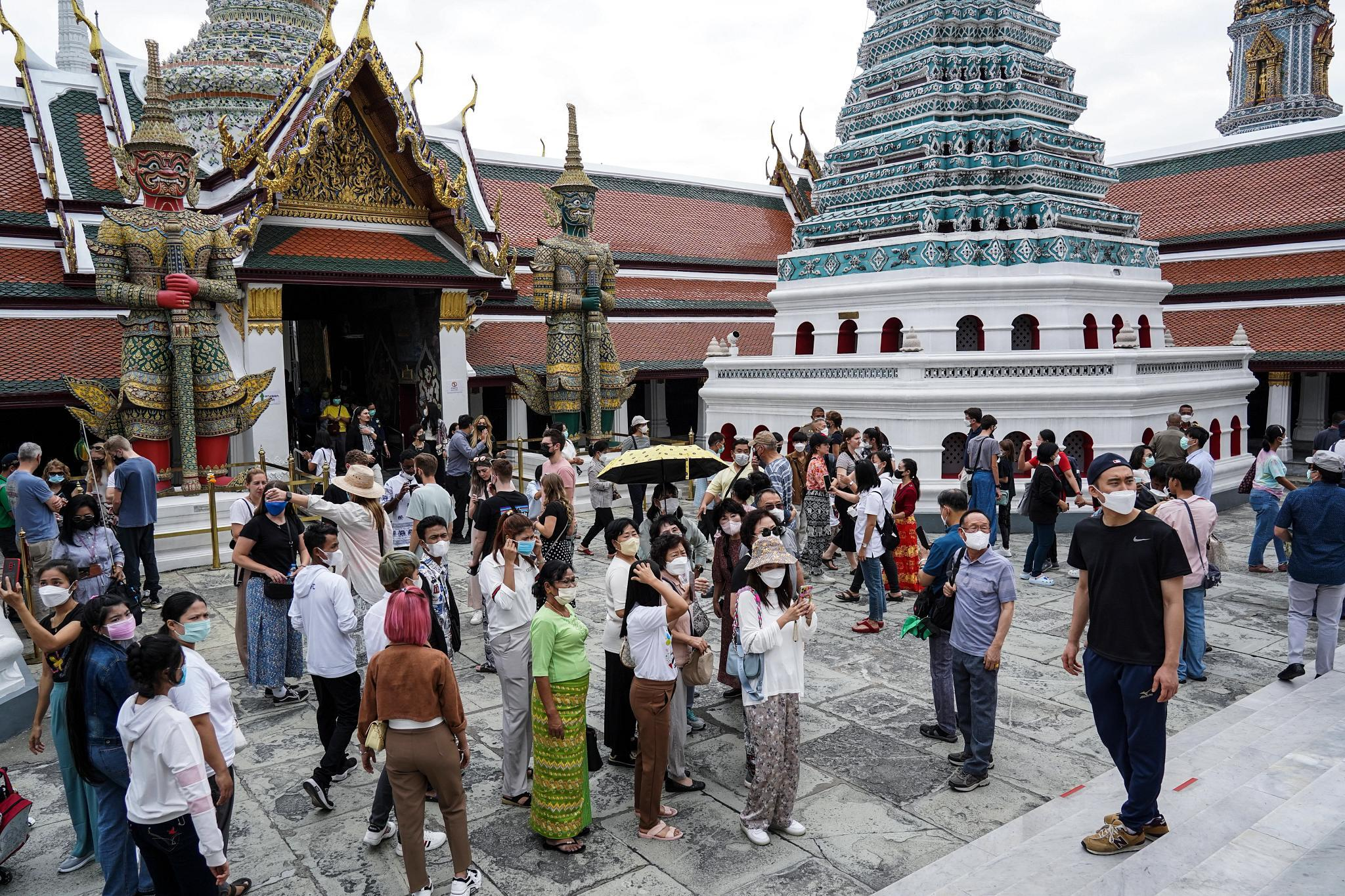 Tình trạng quá tải du lịch dẫn đến các vấn đề như ô nhiễm môi trường và lo ngại về an toàn giao thông, nạn kẹt xe nghiêm trọng...