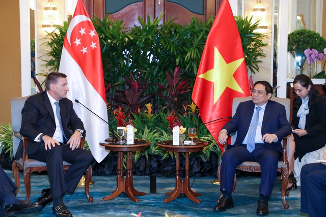Thủ tướng tiếp ông Patrick Lee, Tổng Giám đốc khu vực, phụ trách Singapore và các thị trường ASEAN của Ngân hàng Standard Chartered. Ảnh - VGP. 