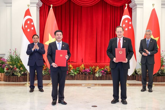Bản ghi nhớ giữa hai Bộ Công Thương về kế hoạch hợp tác kinh tế và thương mại được ký kết bởi Bộ trưởng Bộ Công Thương Nguyễn Hồng Diên và Bộ trưởng thứ hai Bộ Công Thương kiêm Bộ trưởng Bộ Lao động Singapore Tan See Leng. Ảnh - VGP.