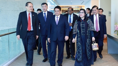 PM begins official visit to Singapore