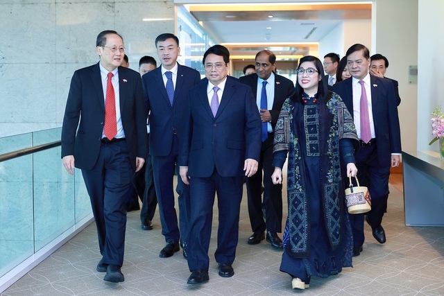 PM begins official visit to Singapore