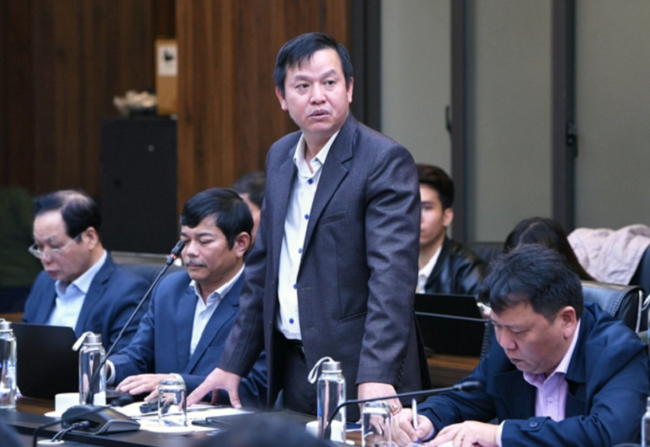 &Ocirc;ng Huỳnh Tấn Đạt ph&aacute;t biểu tại diễn đ&agrave;n.