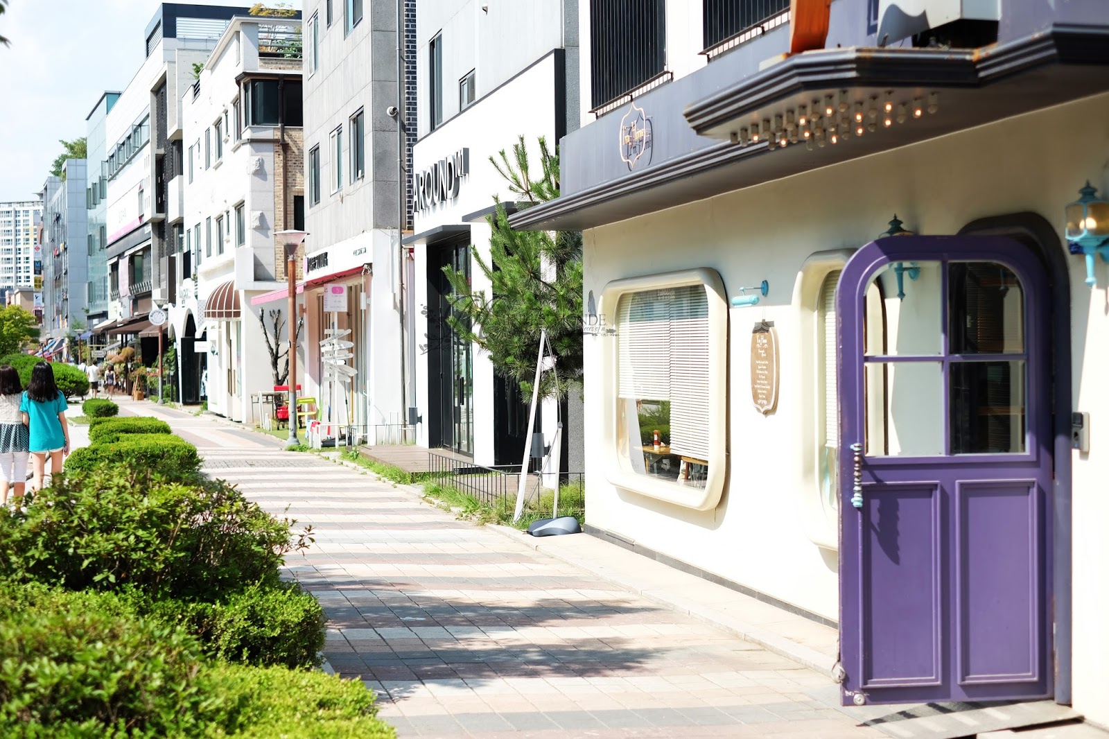 Qu&aacute; nhiều người mở qu&aacute;n, dẫn đến t&igrave;nh trạng c&aacute;c cửa h&agrave;ng buộc phải cạnh tranh nhau về gi&aacute; để sống s&oacute;t.