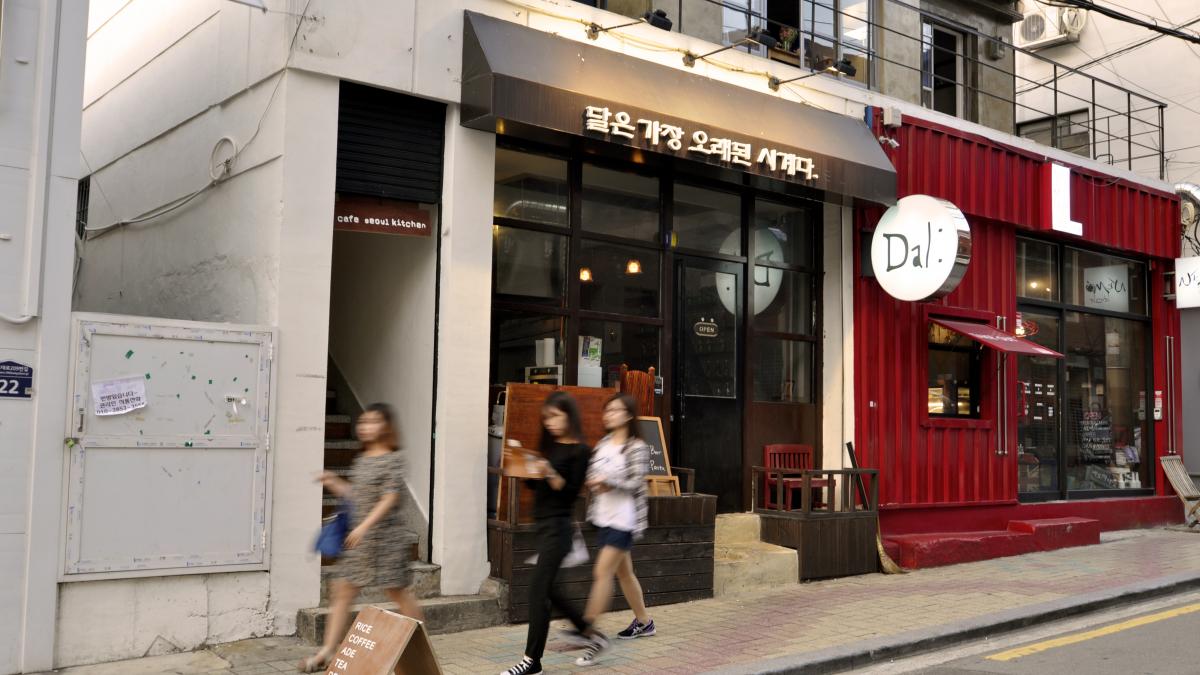 Những người trẻ xứ sở kim chi c&oacute; th&oacute;i quen uống c&agrave; ph&ecirc; thường xuy&ecirc;n, c&oacute; người uống 3 - 5 ly c&agrave; ph&ecirc; một ng&agrave;y.