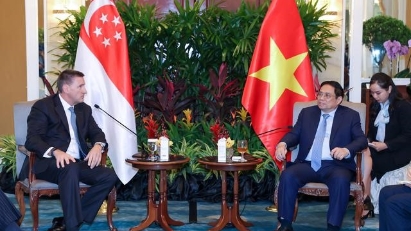 PM meets senior officials from Standard Chartered Bank