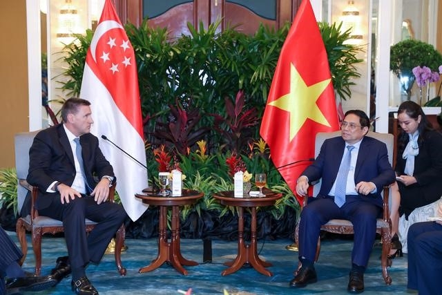 PM meets senior officials from Standard Chartered Bank