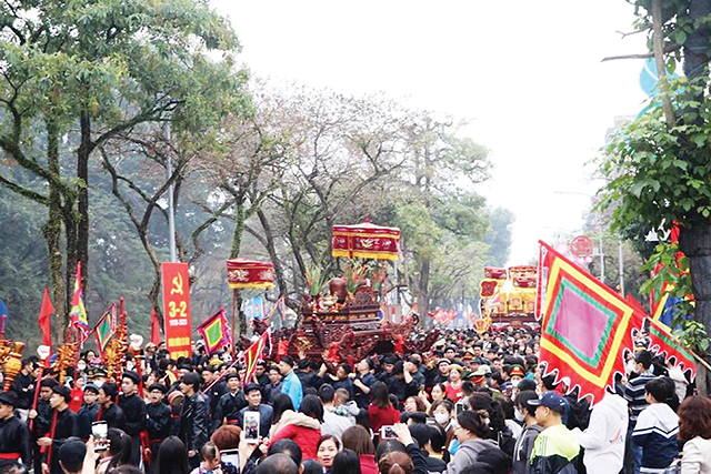 Rước th&aacute;nh Tản Vi&ecirc;n ở Lễ hội Đền V&agrave; xu&acirc;n Qu&yacute; M&atilde;o