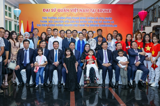 Thủ tướng và Phu nhân, đoàn đại biểu cấp cao Việt Nam cùng cán bộ, nhân viên Đại sứ quán và bà con cộng đồng người Việt tại Brunei. Ảnh - VGP.